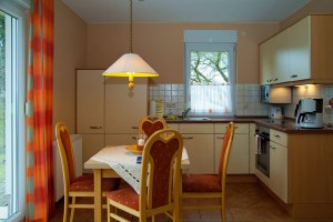 Essbereich und Küchenzeile Ferienwohnung 1 im Sonnenhus Rügen