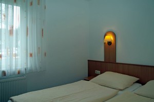 Doppelbett der Ferienwohnung 1 im Sonnenhus Rügen im Ostseebad Sellin