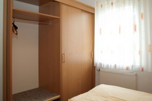 Schlafzimmer mit Kleiderschrank Ferienwohnung 1 im Sonnenhus Rügen