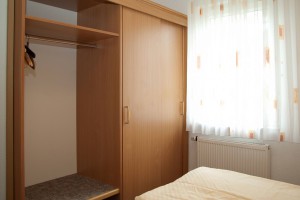 Schlafzimmer mit Kleiderschrank Ferienwohnung 1 im Sonnenhus Rügen
