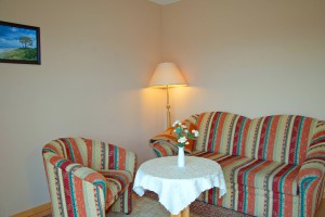 Wohnbereich der Ferienwohnung für Familien im Sonnenhus Rügen im Ostseebad Sellin