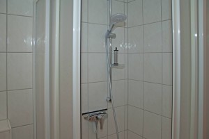 Bad mit Dusche Ferienwohnung 2 im Sonnenhus Rügen Unterkunft für 4 Personen in Sellin
