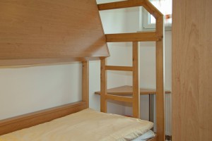 Etzagenbett im Kinderzimmer des Familien-Appartements im Sonnenhus Rügen in Sellin
