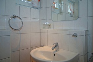 Badezimmer der FeWo 2 im Sonnenhus Rügen Unterkunft für 4 Personen in Sellin