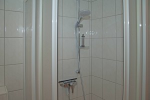 Bad mit Dusche Ferienwohnung 2 im Sonnenhus Rügen Unterkunft für 4 Personen in Sellin