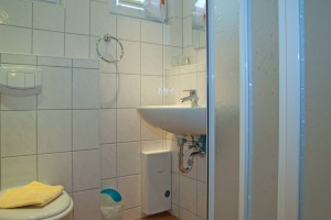 Sonnenhus Rügen Unterkunft für Familien Badezimmer mit Dusche