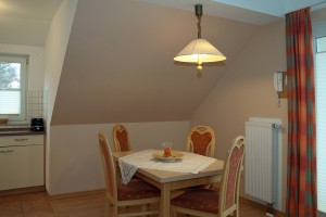 Esstisch im Dachgeschoß-Appartement des Sonnenhus Rügen in Sellin