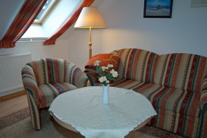 Wohnbereich des Dachgeschoß-Appartements für 4 Personen im Sonnenhus Rügen in Sellin