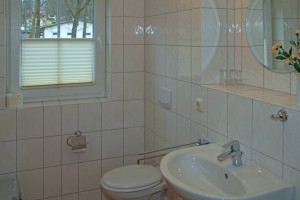 Badezimmer mit Fenster im Appartement für 4 Personen im Sonnenhus Rügen