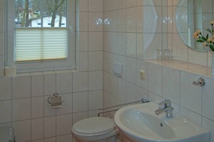 Badezimmer mit Fenster im Appartement für 4 Personen im Sonnenhus Rügen
