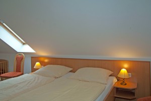 Doppelbett der Ferienwohnung im Dachgeschoß Sonnenhus Rügen in Sellin